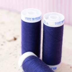 fil à coudre bleu